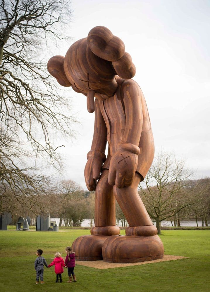 KAWS カウズ YoungArts ユニークピース COA付き KAWS Giant Wood Sculptures | creativeartworksblog